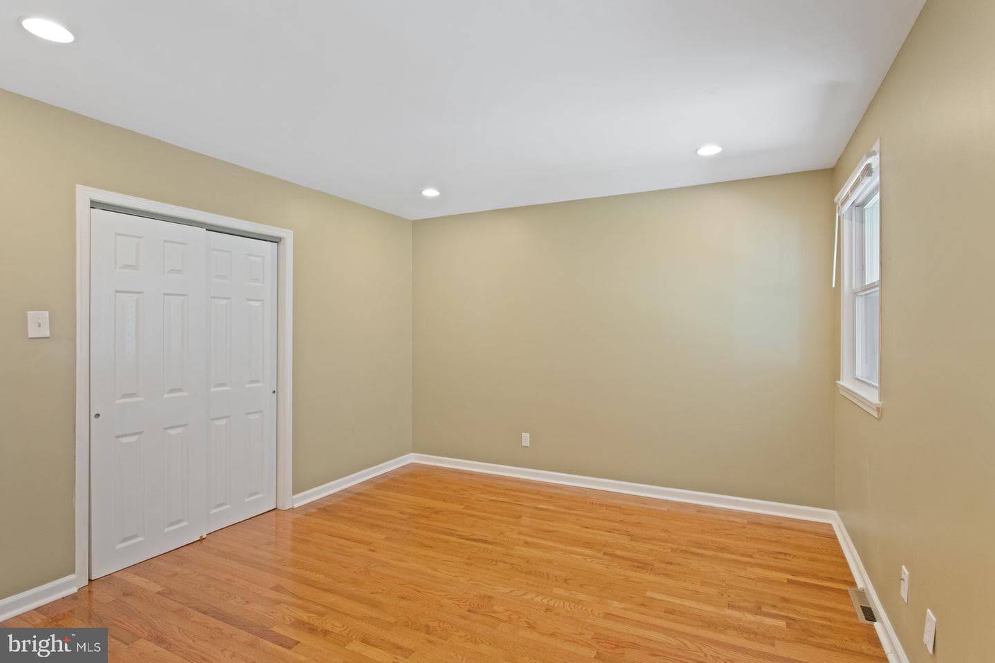 542 Burgess Street photo 16
