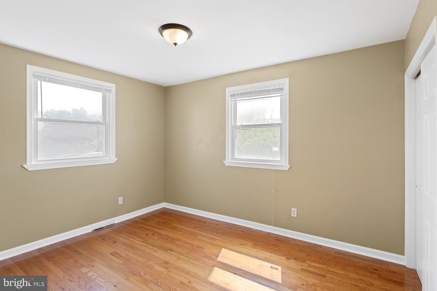 542 Burgess Street photo 17