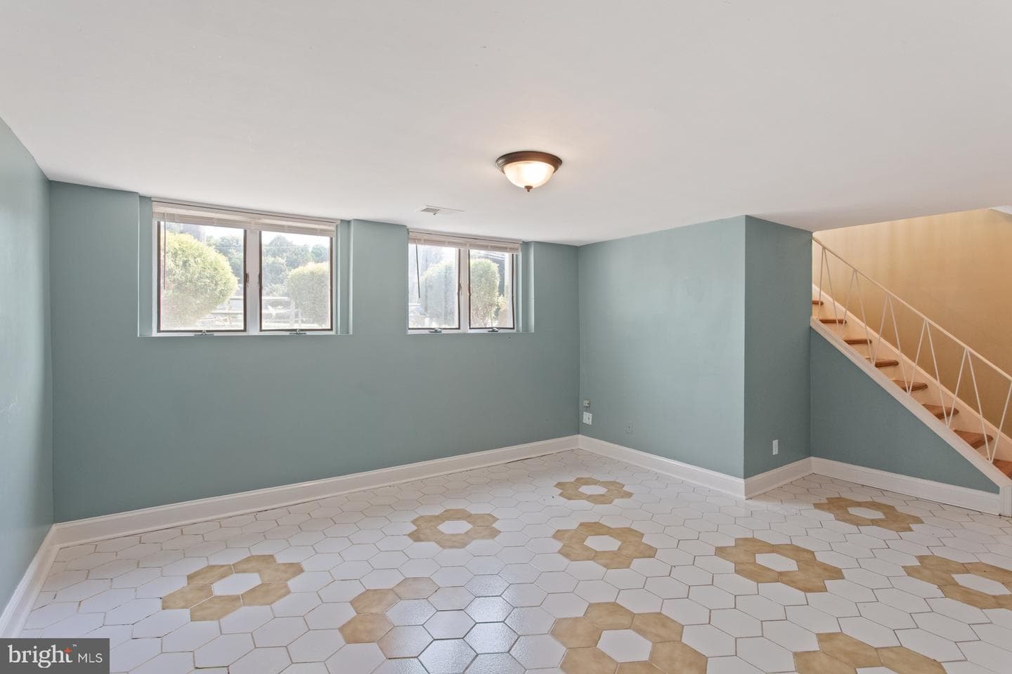 542 Burgess Street photo 23