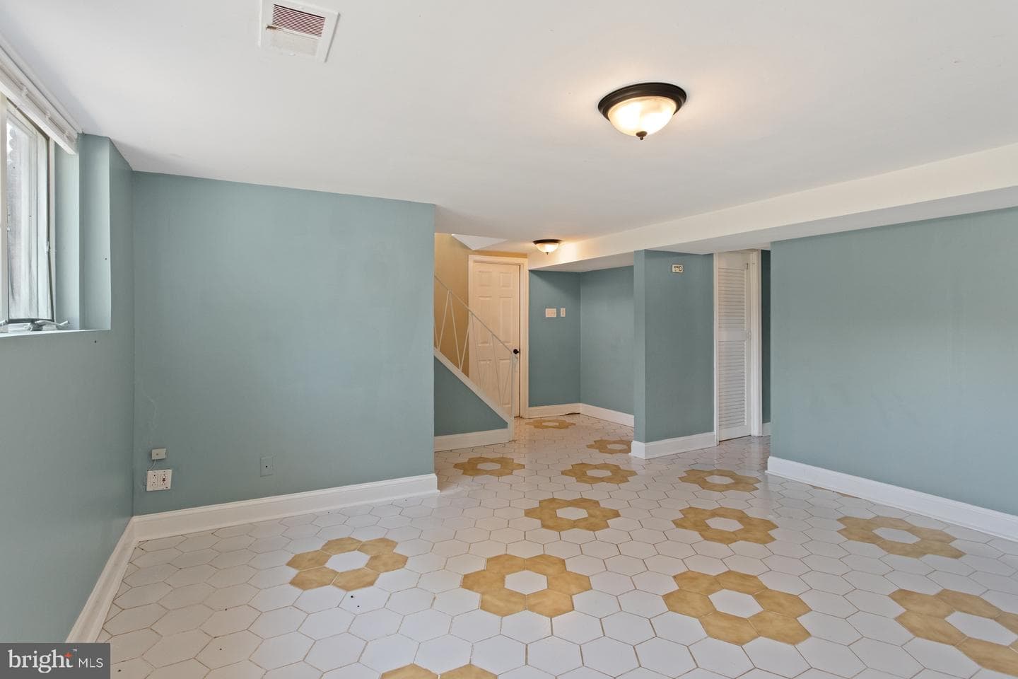 542 Burgess Street photo 24