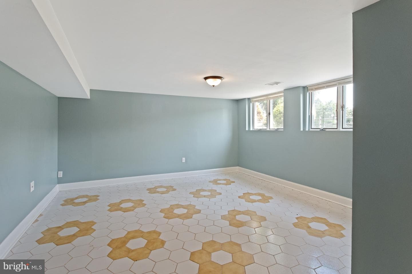 542 Burgess Street photo 25