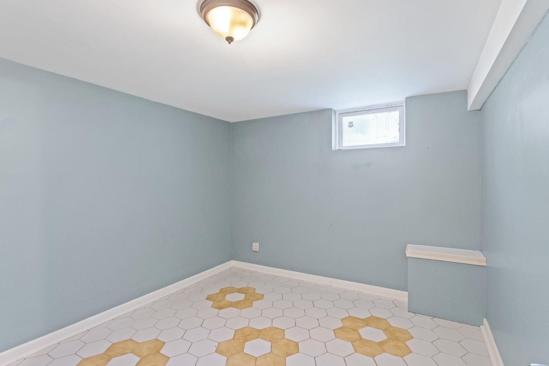 542 Burgess Street photo 28