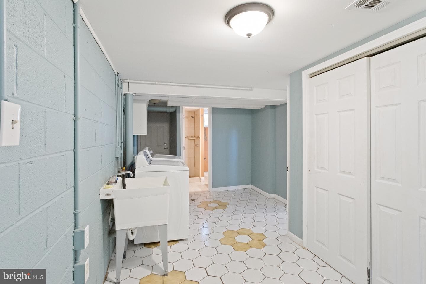 542 Burgess Street photo 30