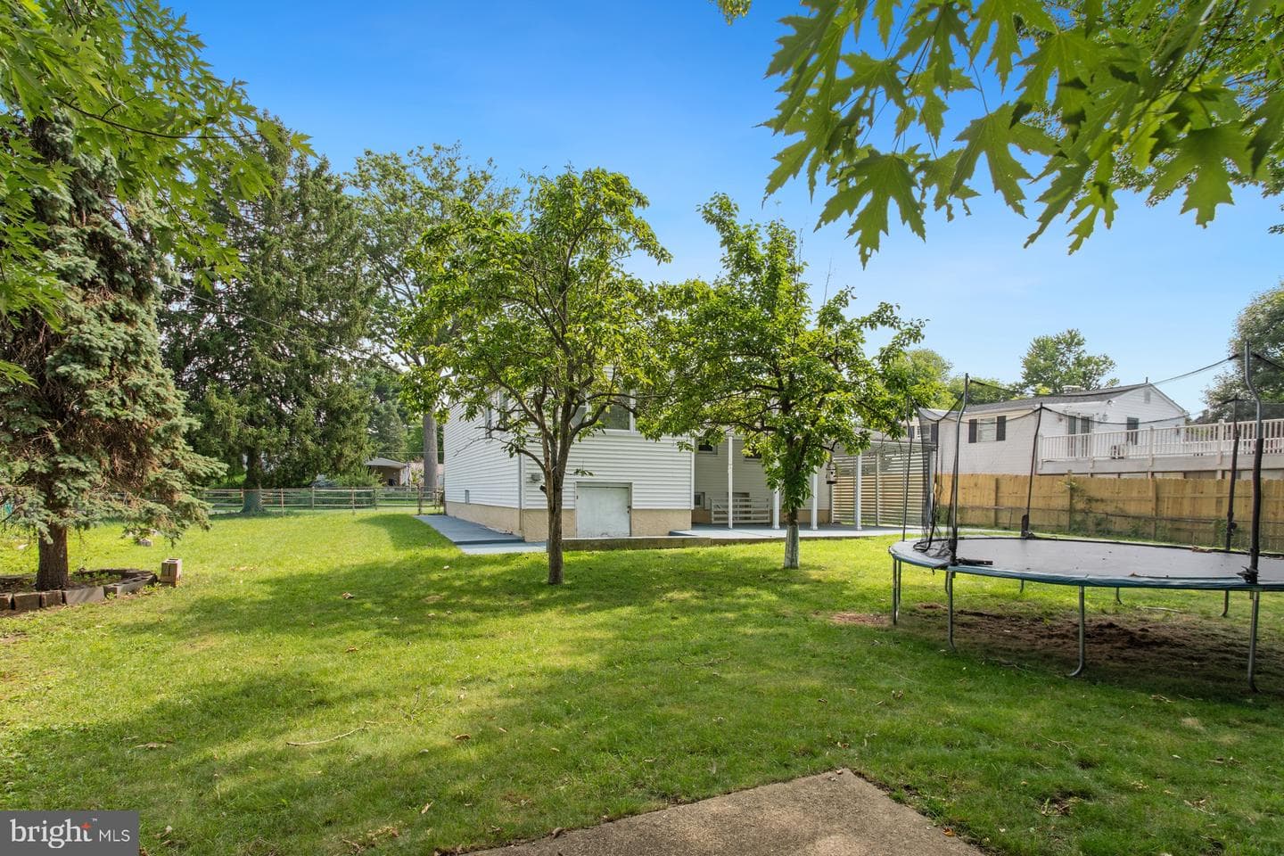 542 Burgess Street photo 35