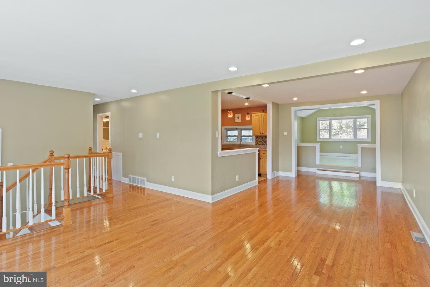 542 Burgess Street photo 4