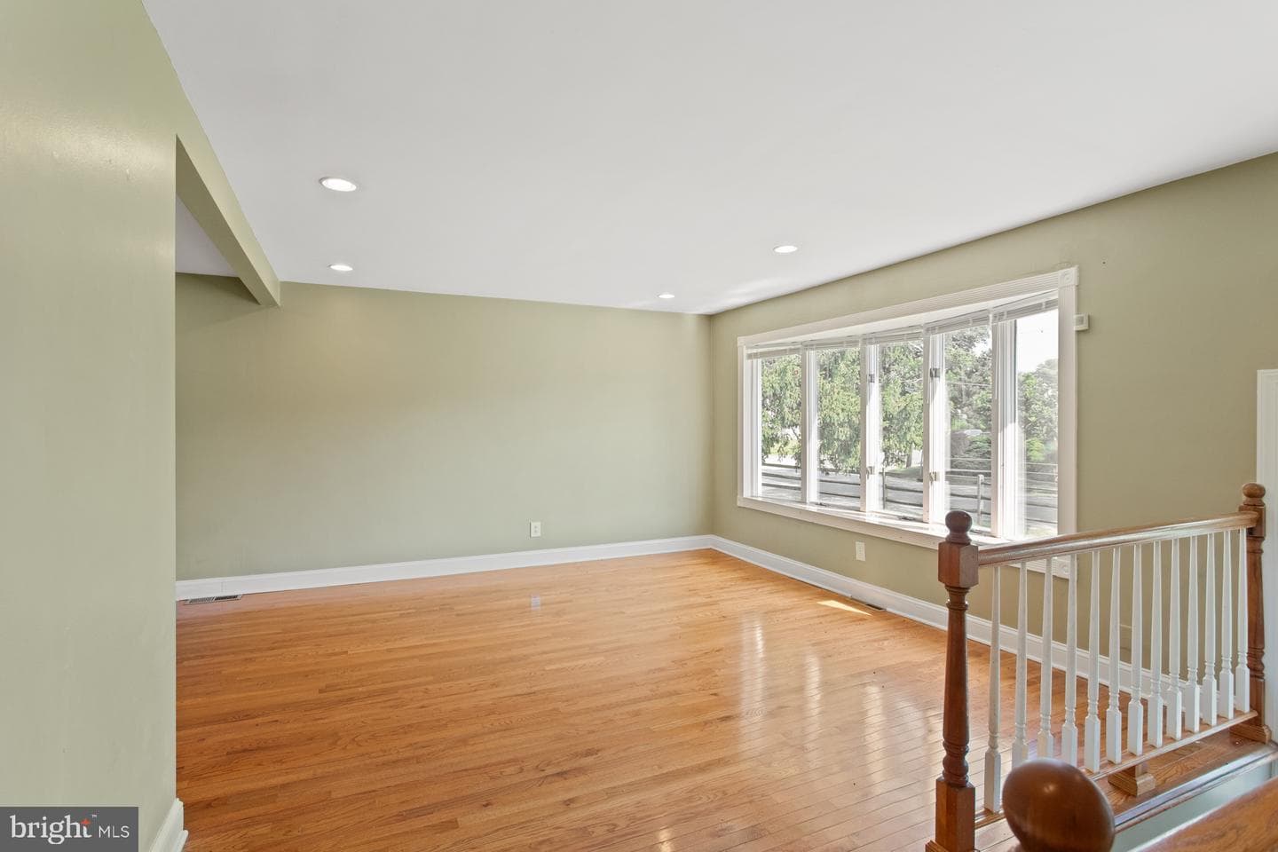542 Burgess Street photo 5
