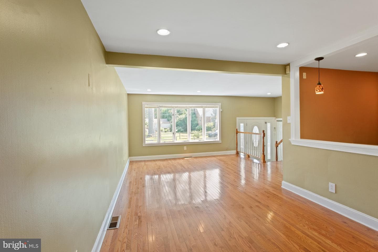 542 Burgess Street photo 6
