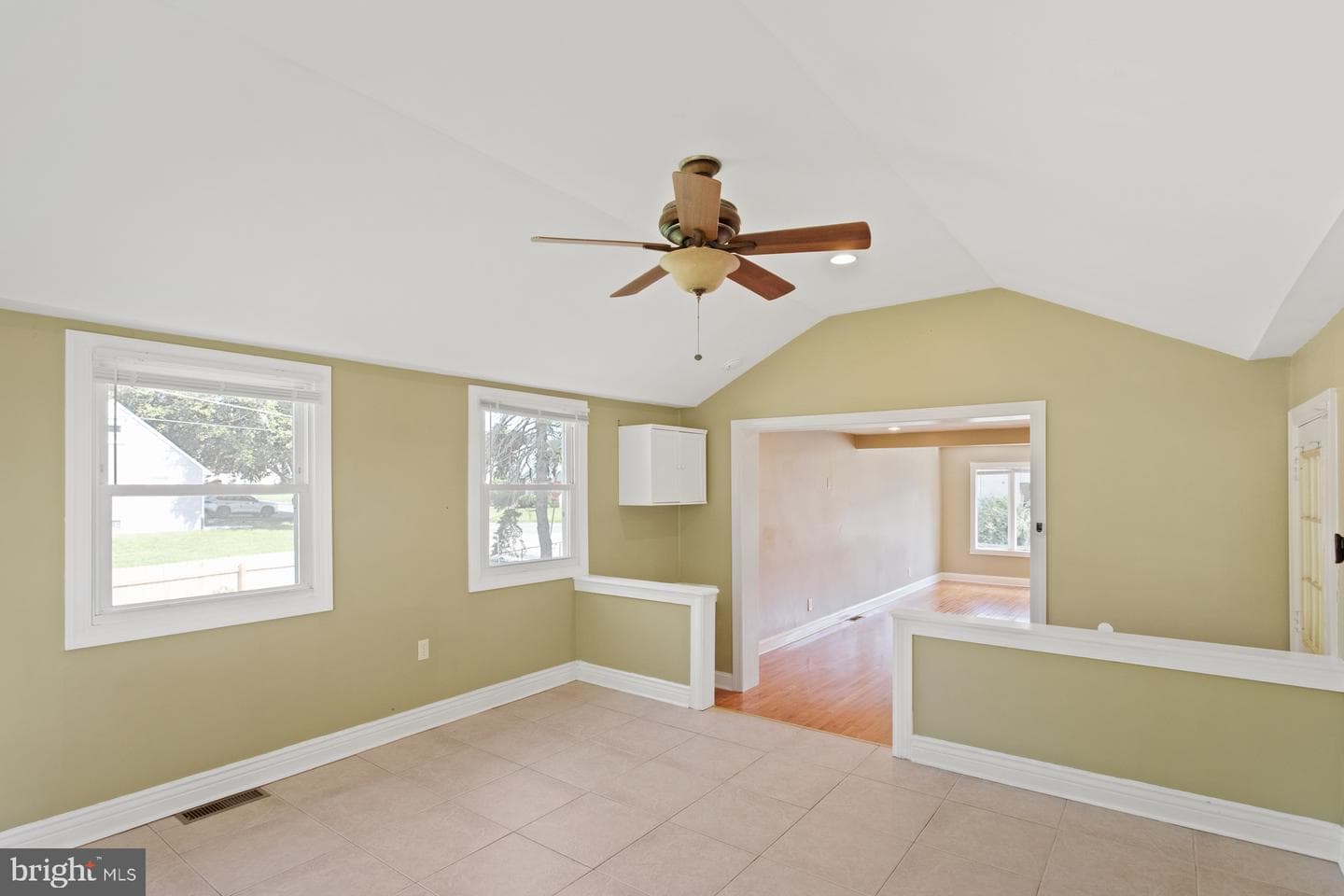 542 Burgess Street photo 7