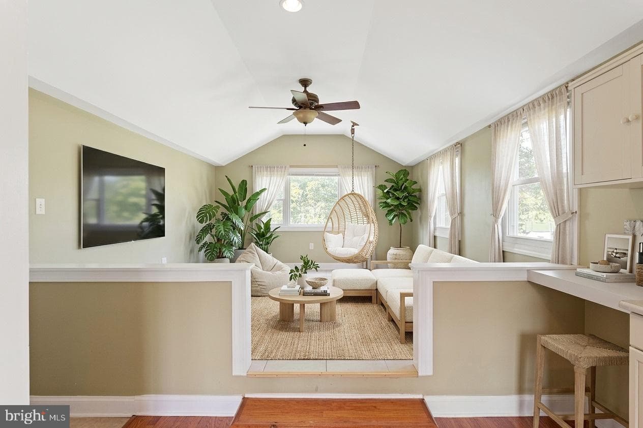 542 Burgess Street photo 8