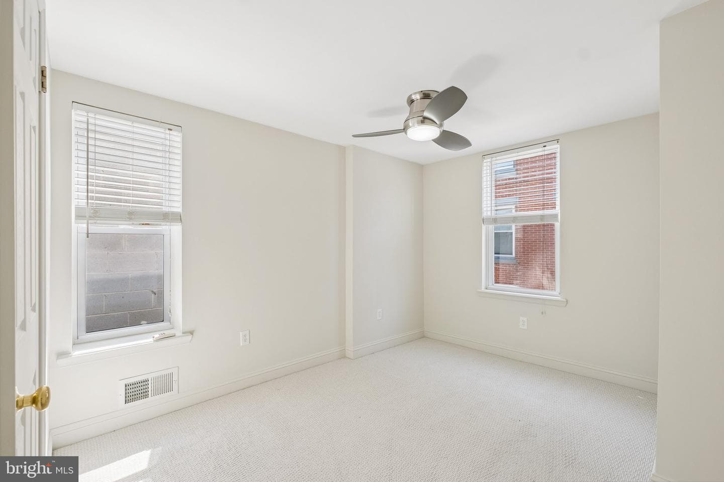 2062 Saint Albans Street photo 28