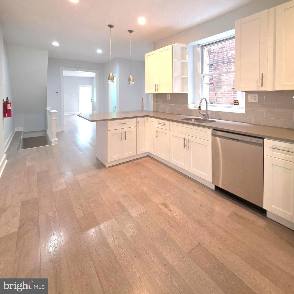 5515 Catharine Street photo 5