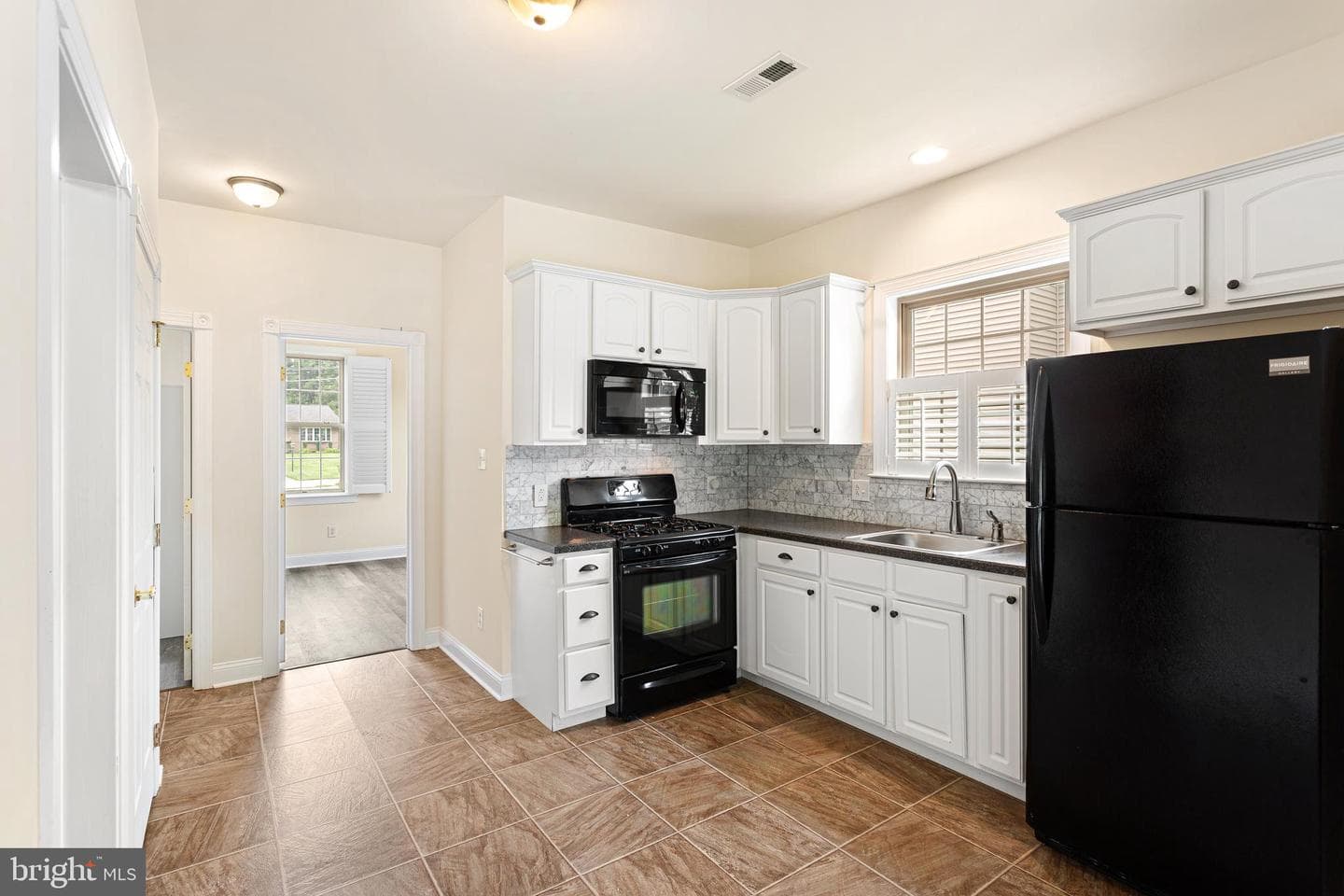 929 Alburger Avenue photo 30