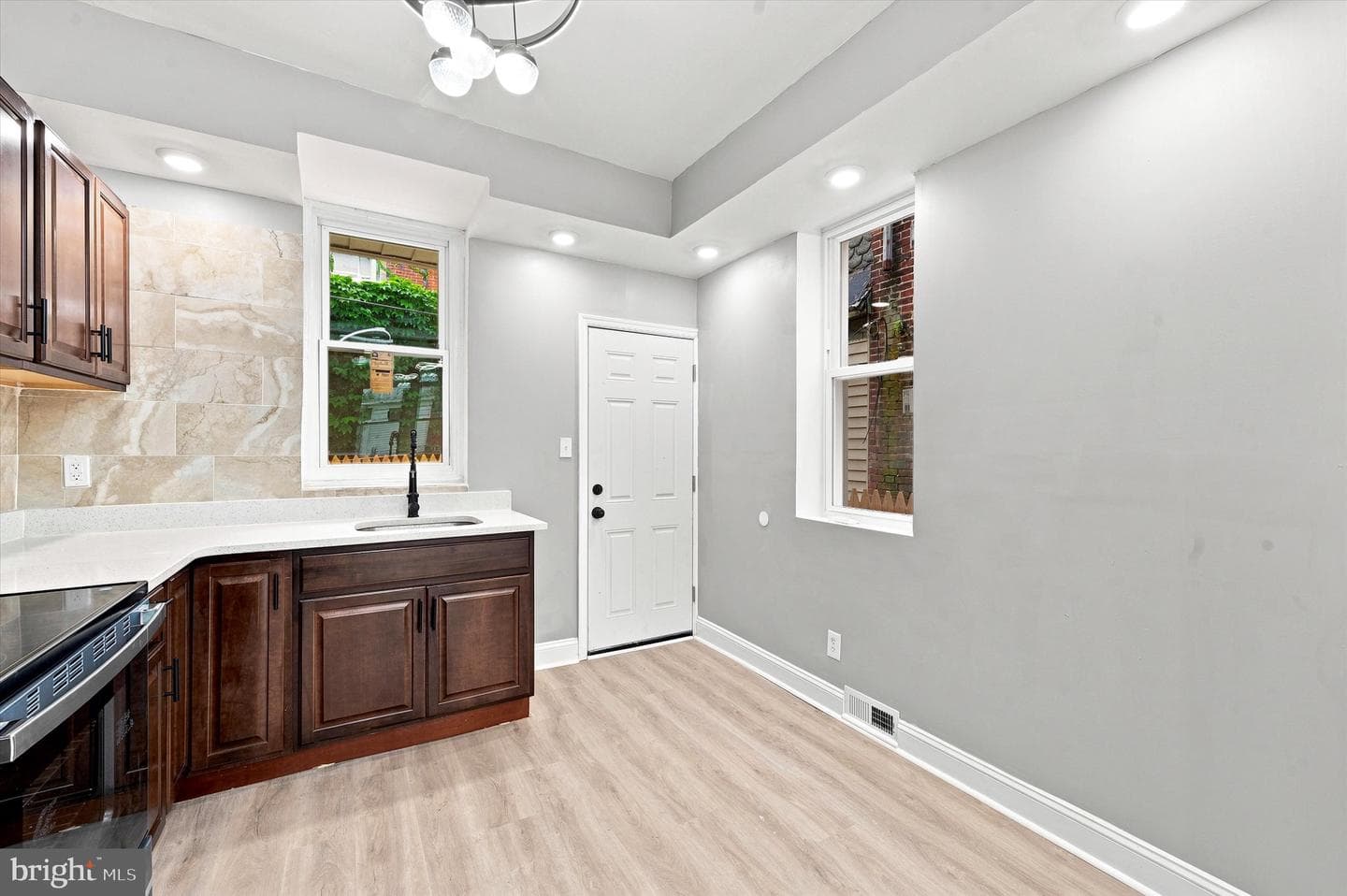 5539 Regent Street photo 10