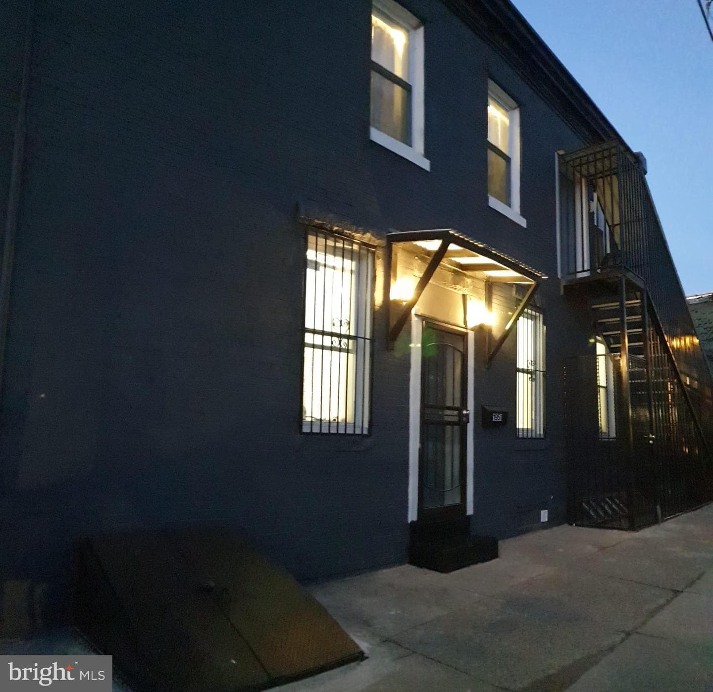 1951 E Monmouth Street photo 4