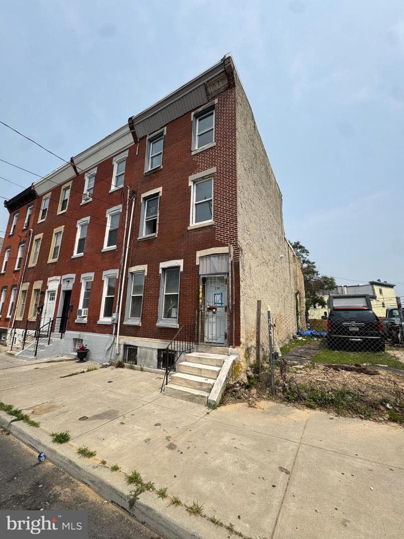 2207 W Oxford Street photo 18