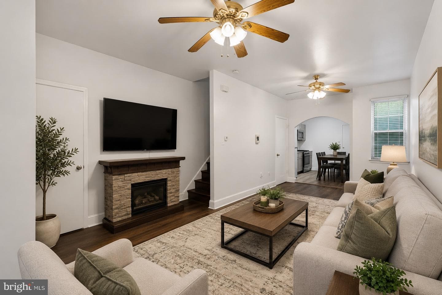 1337 S May Street photo 4