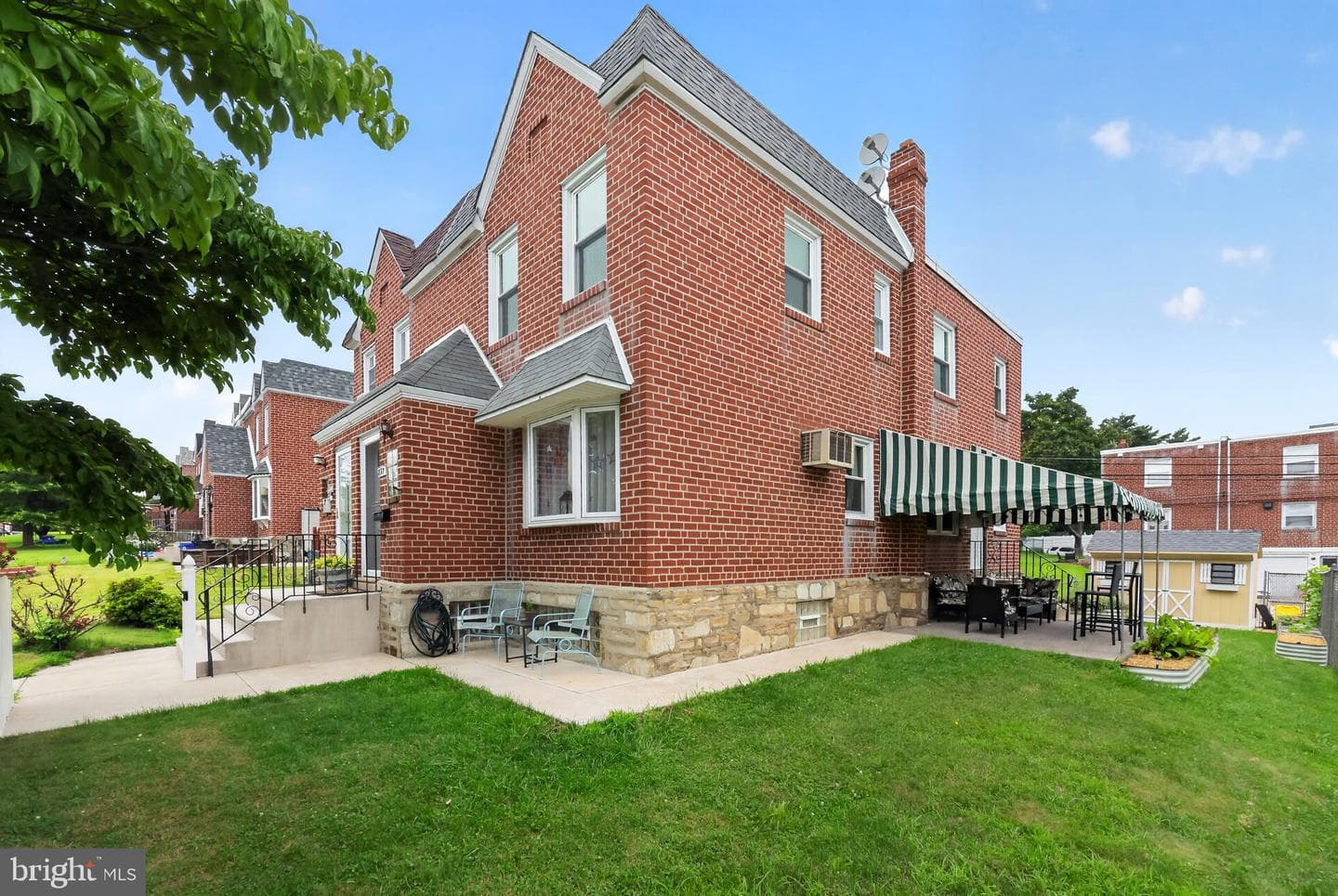 857 Glenn Street photo 3