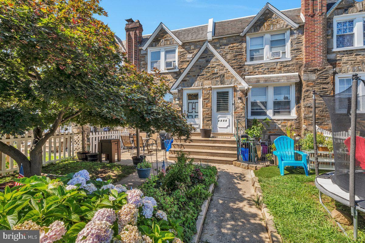 3240 Longshore Avenue photo 3