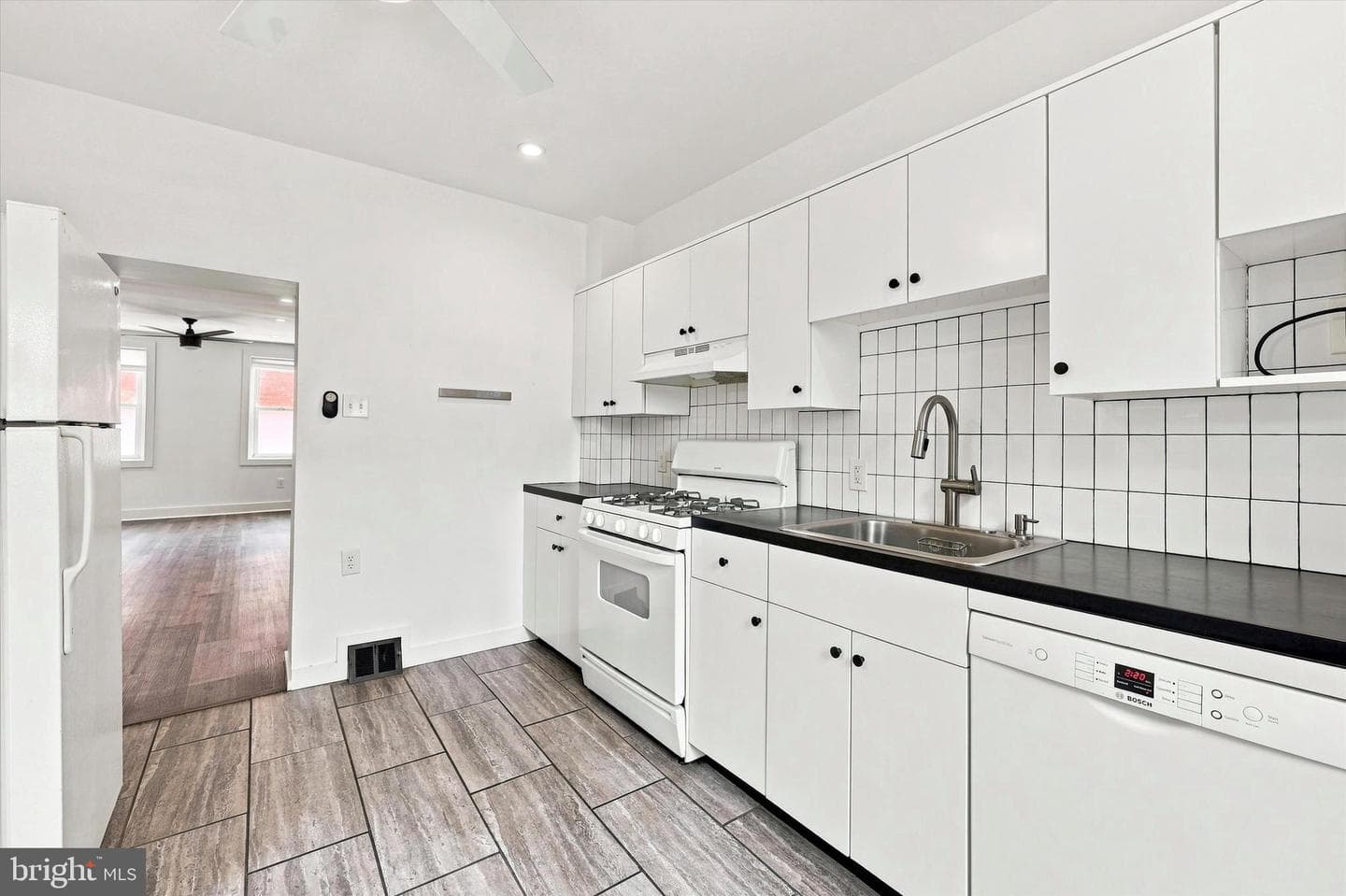 3150 Mercer Street photo 5