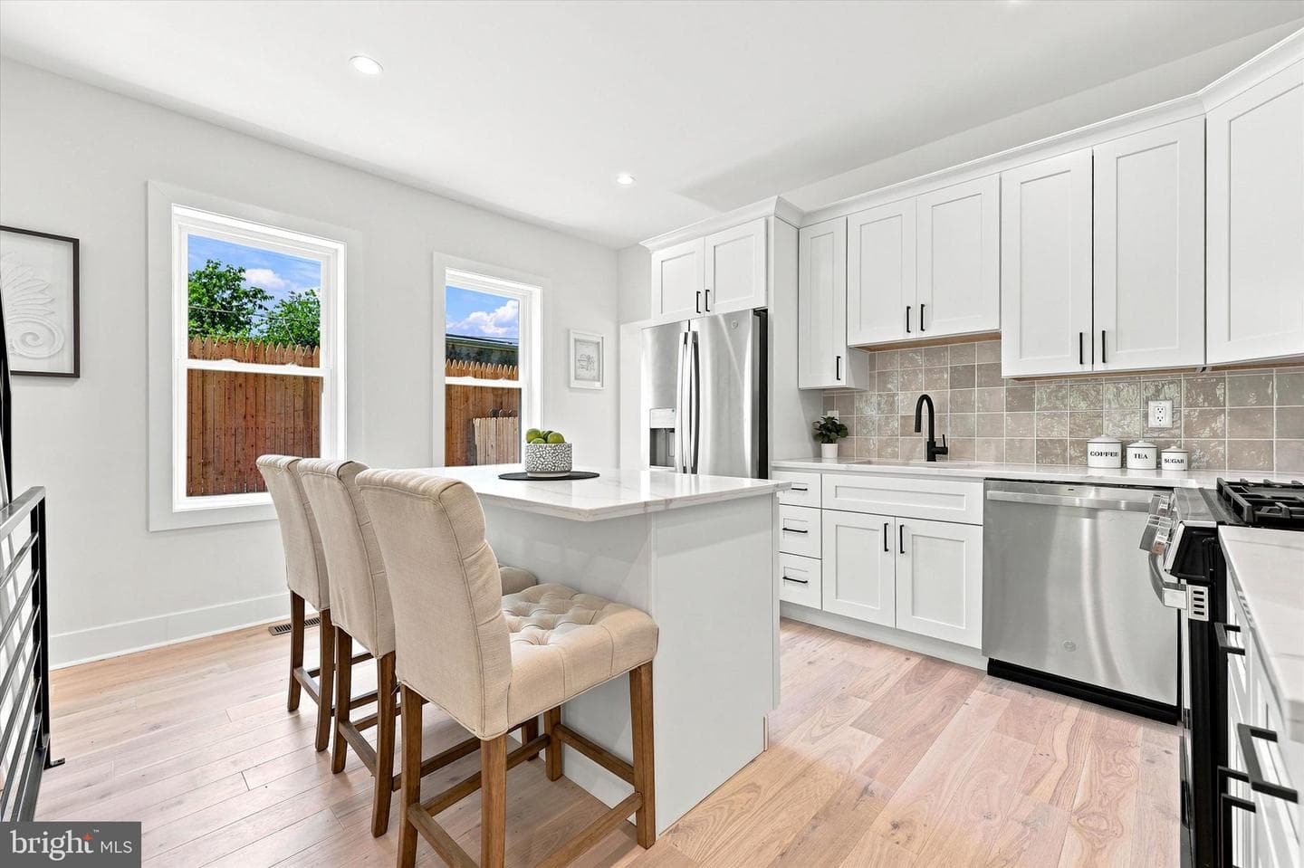 404 Leverington Avenue photo 11