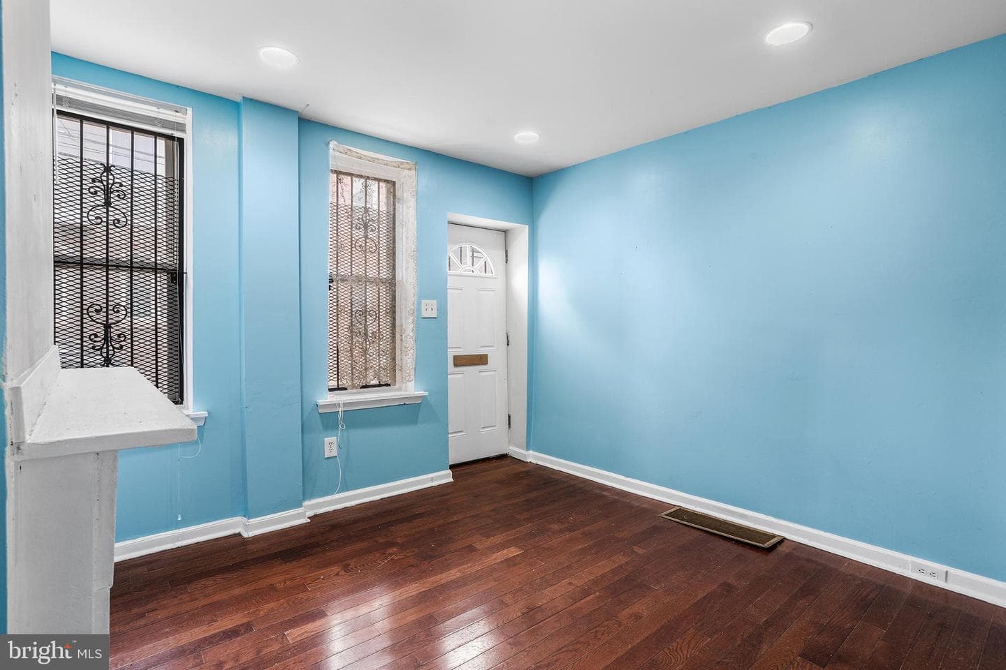 1924 N Darien Street photo 4