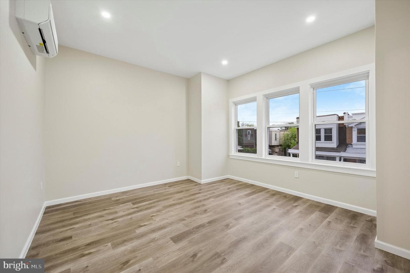 547 S Yewdall Street photo 19