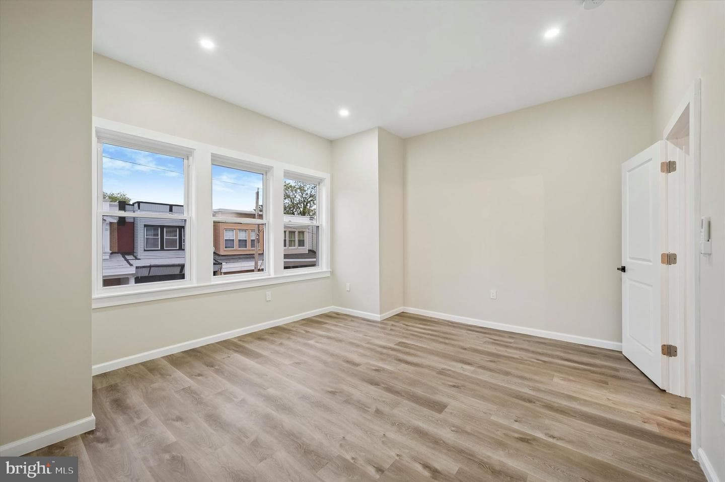 547 S Yewdall Street photo 20