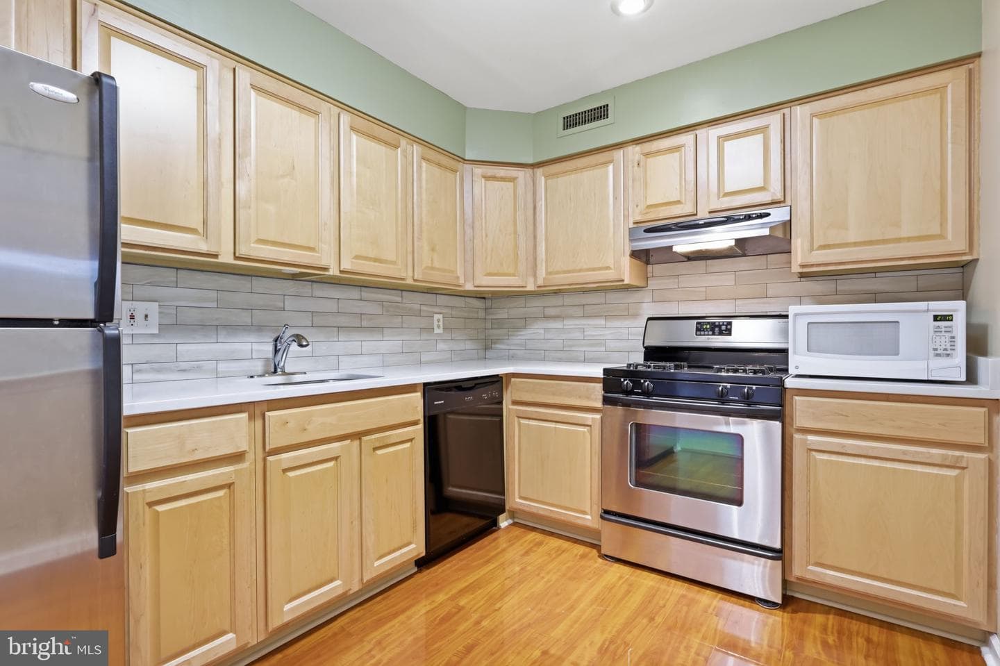 55204 Delaire Landing Road #204 photo 9