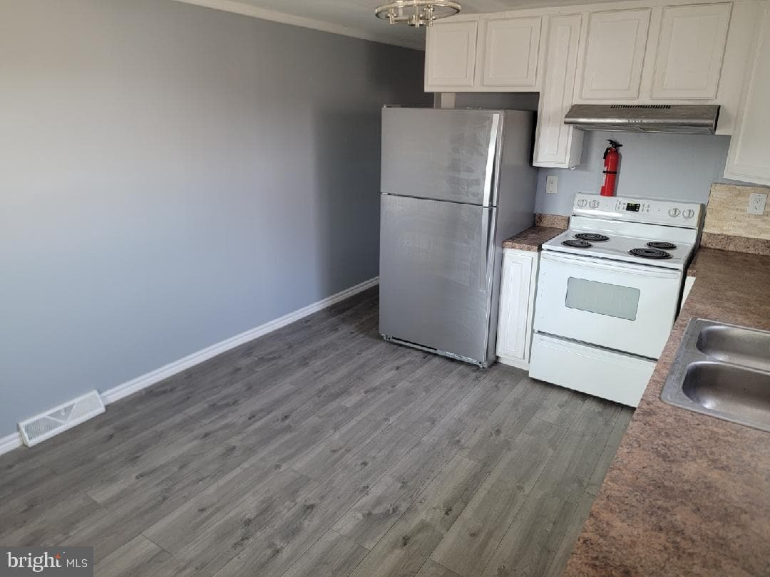 437 Morgan Ave photo 10