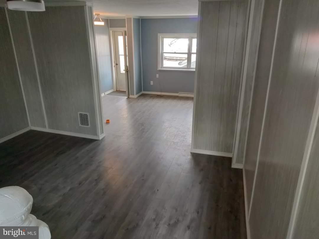 437 Morgan Ave photo 8