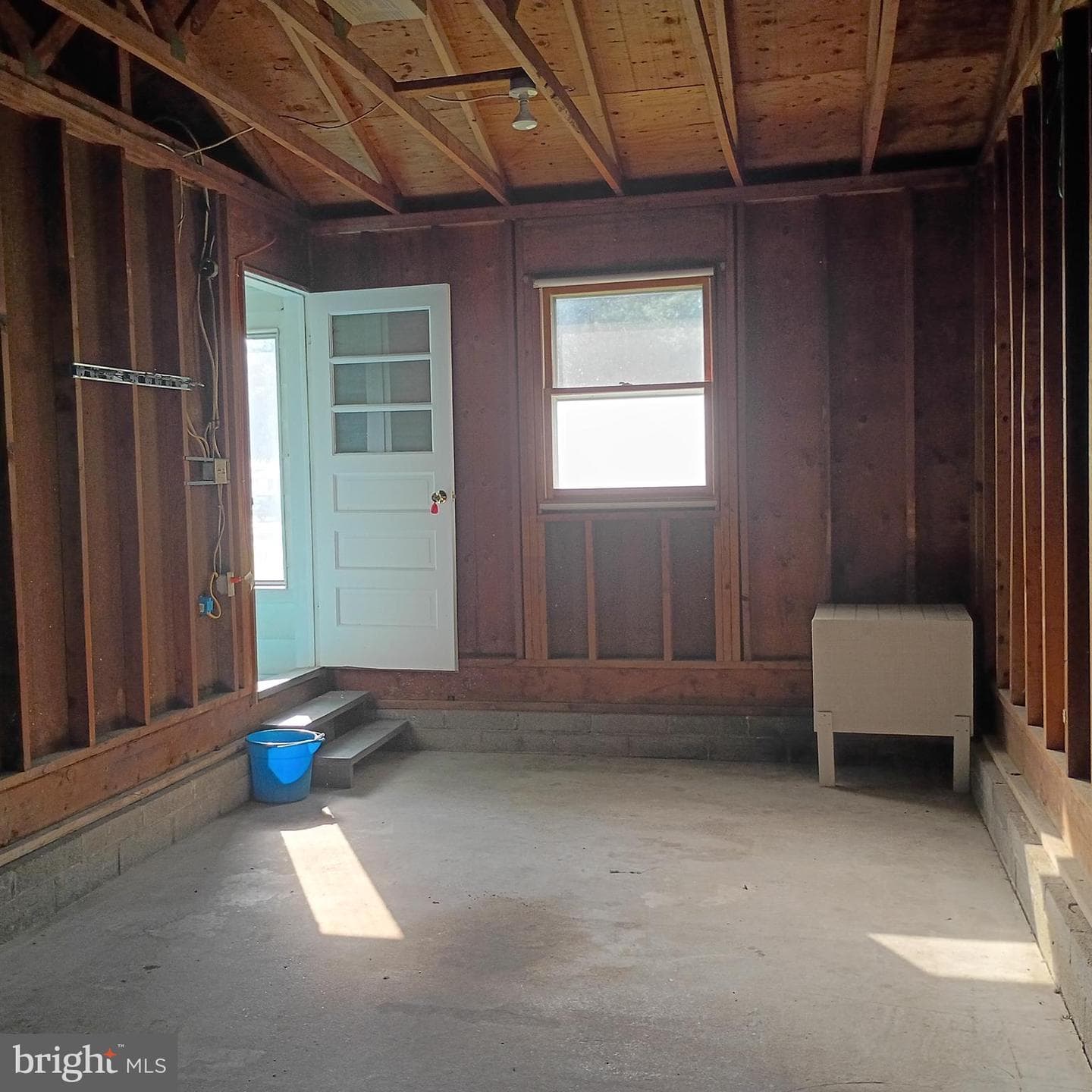 197 Llewellyn Road photo 32