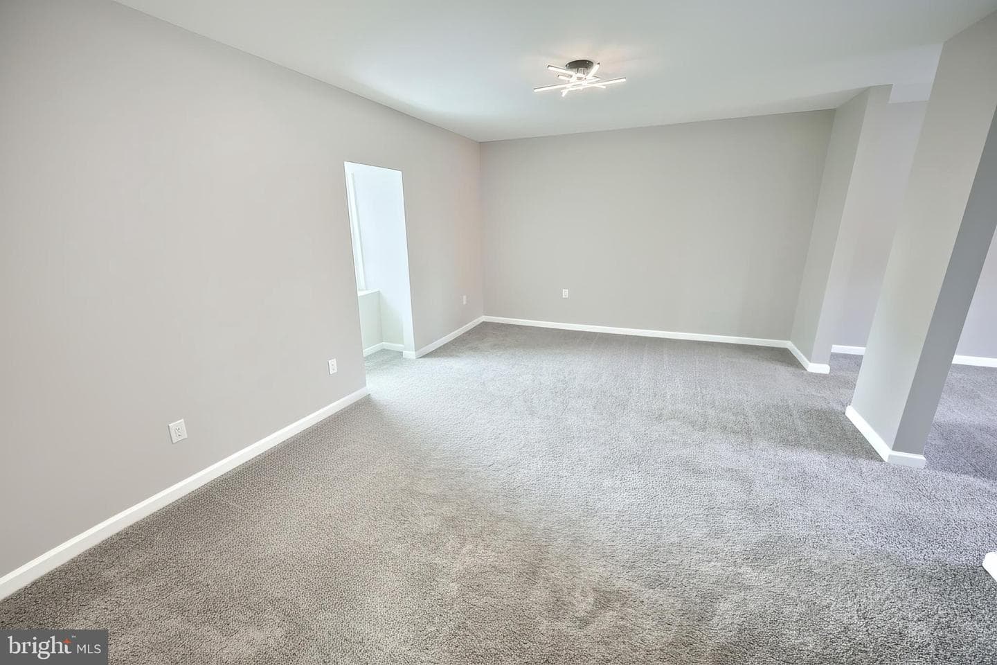 240 E King Street photo 14