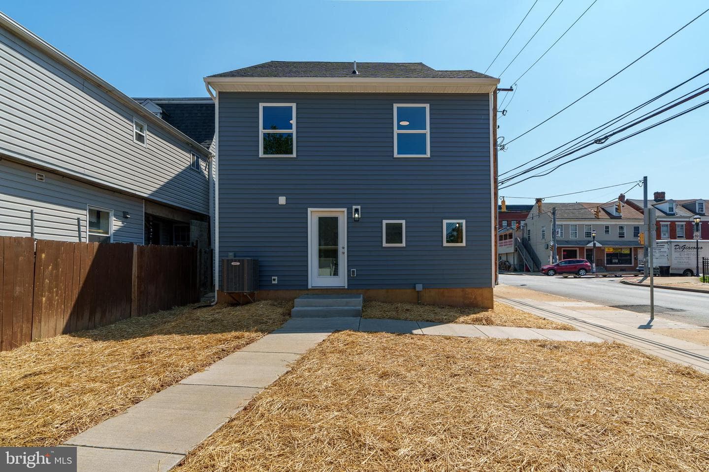 254 S Queen Street photo 5
