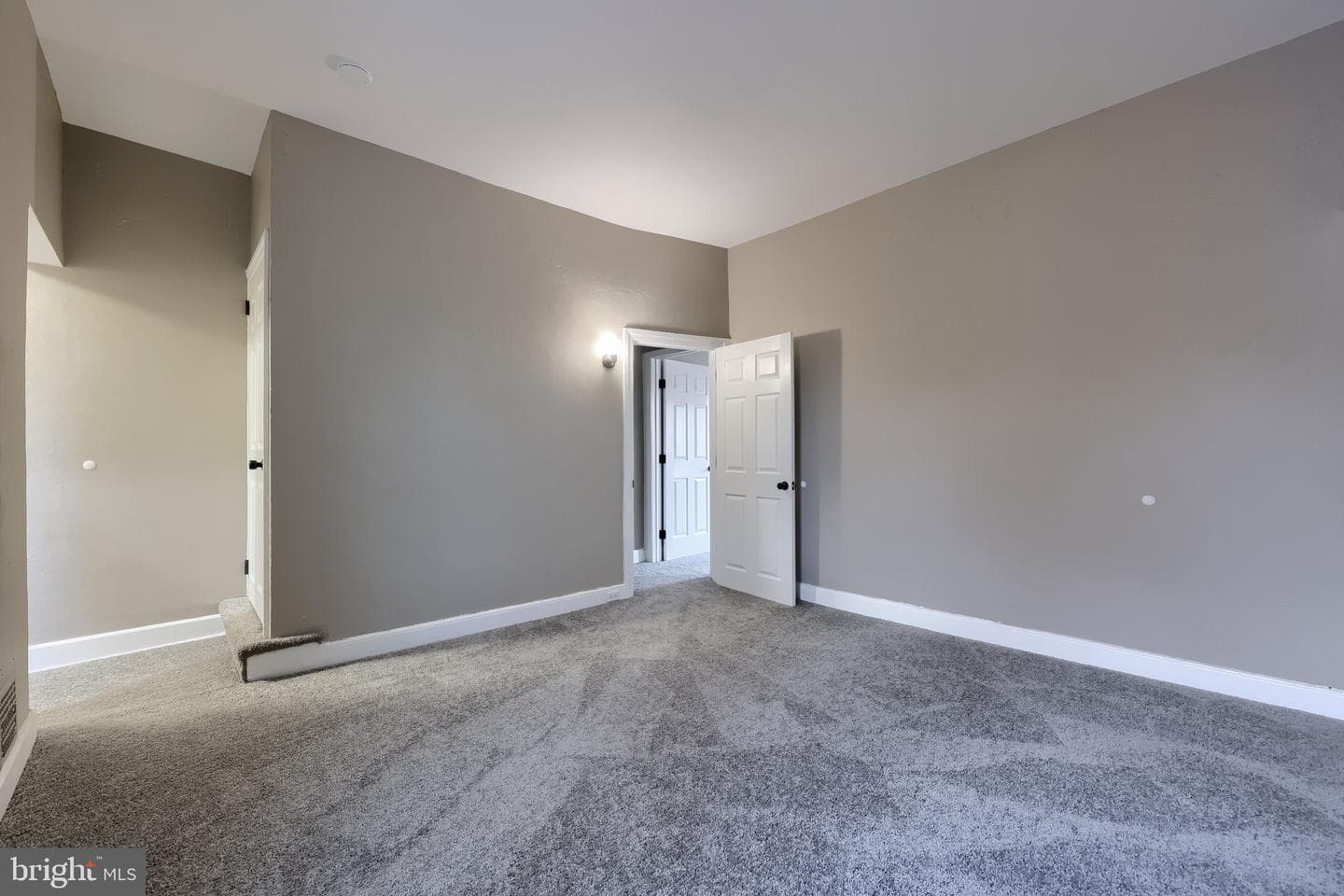 372 E Philadelphia Street photo 16