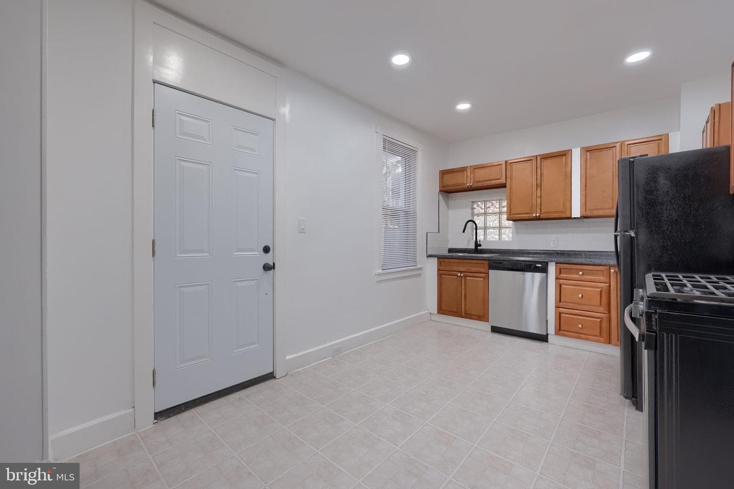 372 E Philadelphia Street photo 3