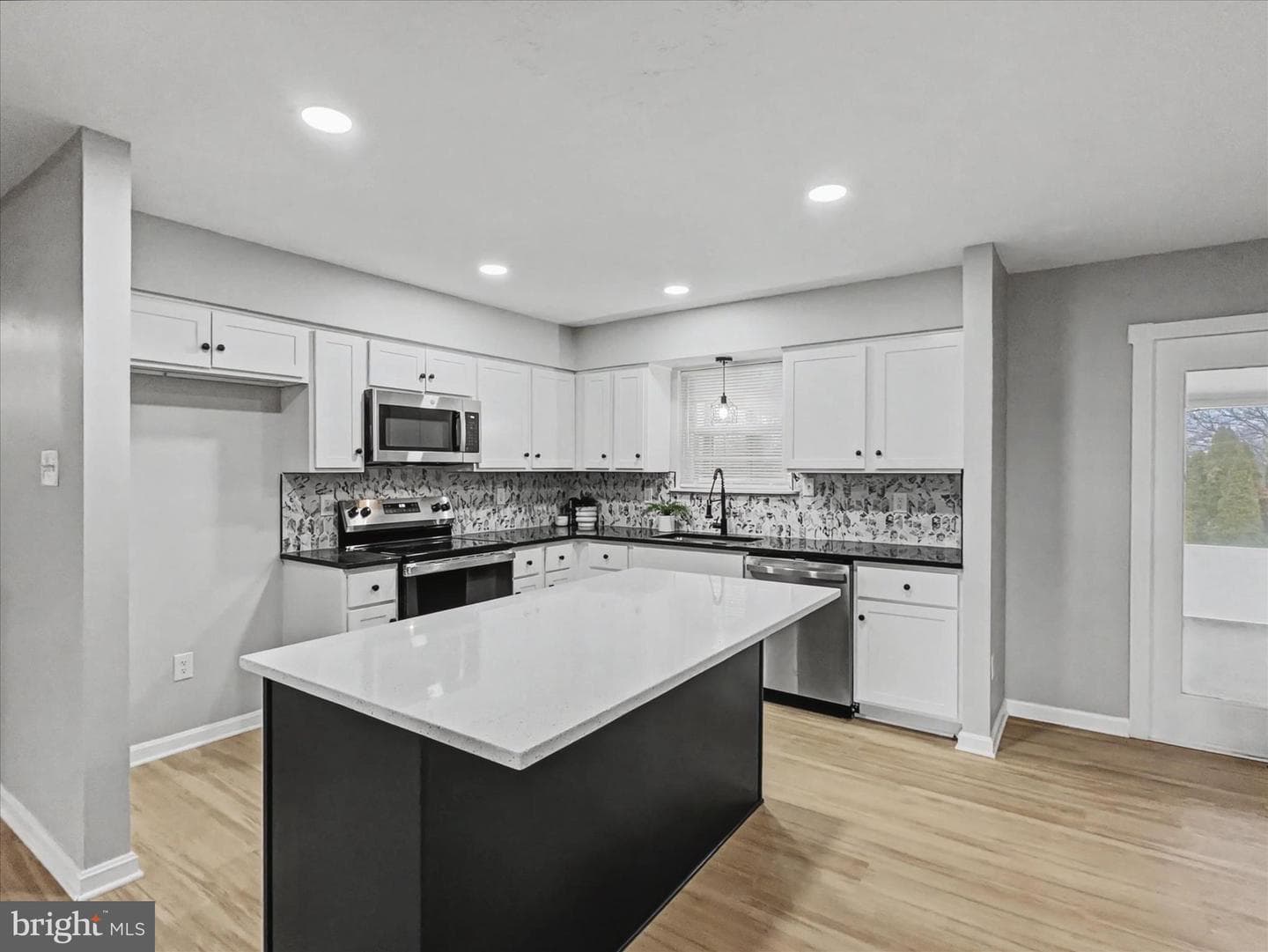 1360 Breezeview Drive photo 6