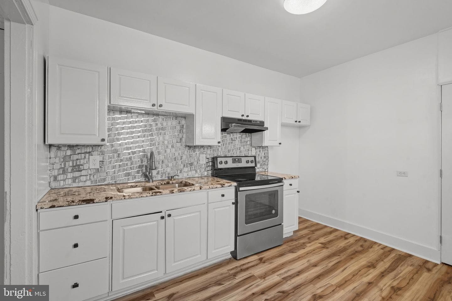 126 N Queen Street photo 10
