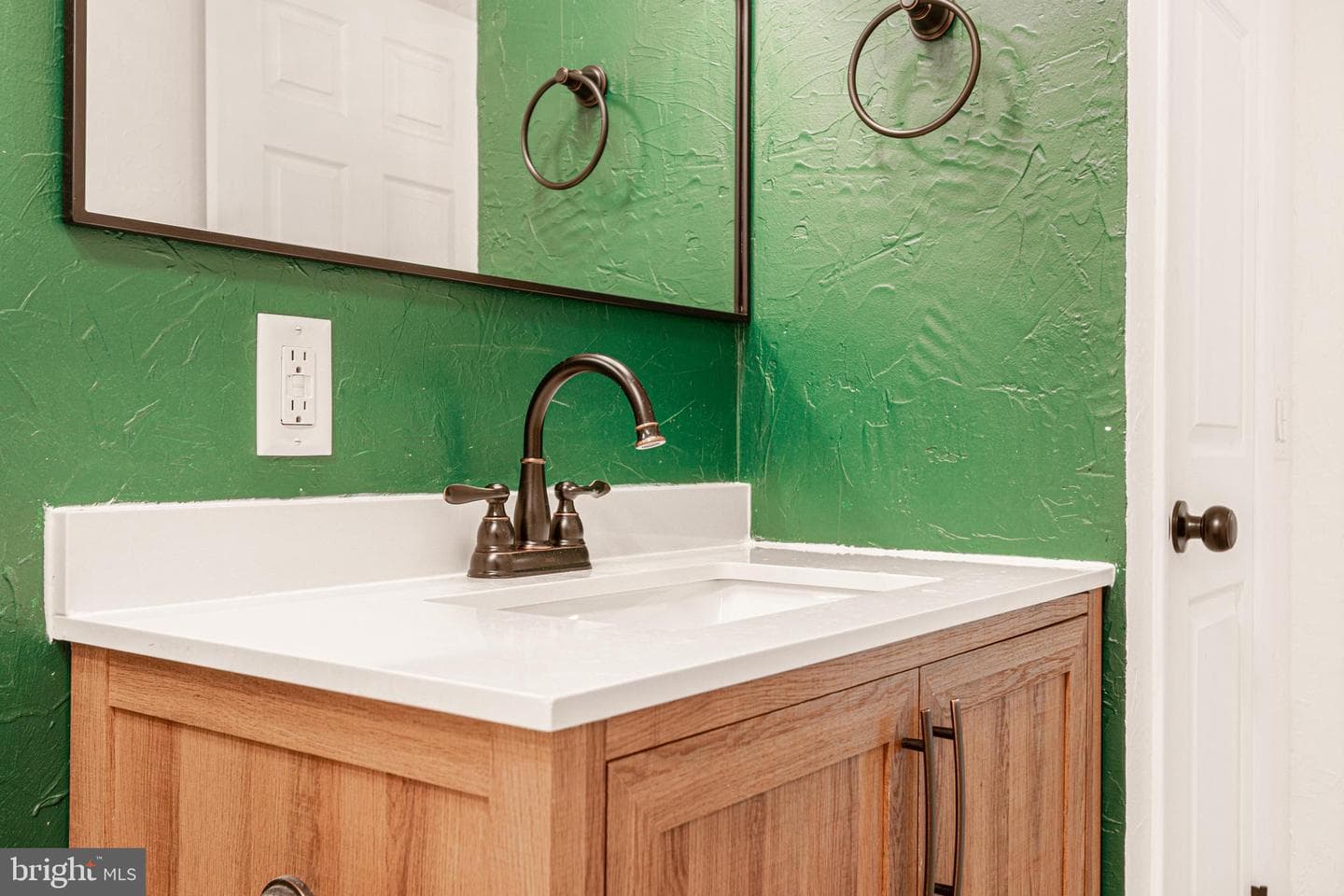 282 E Broadway photo 18