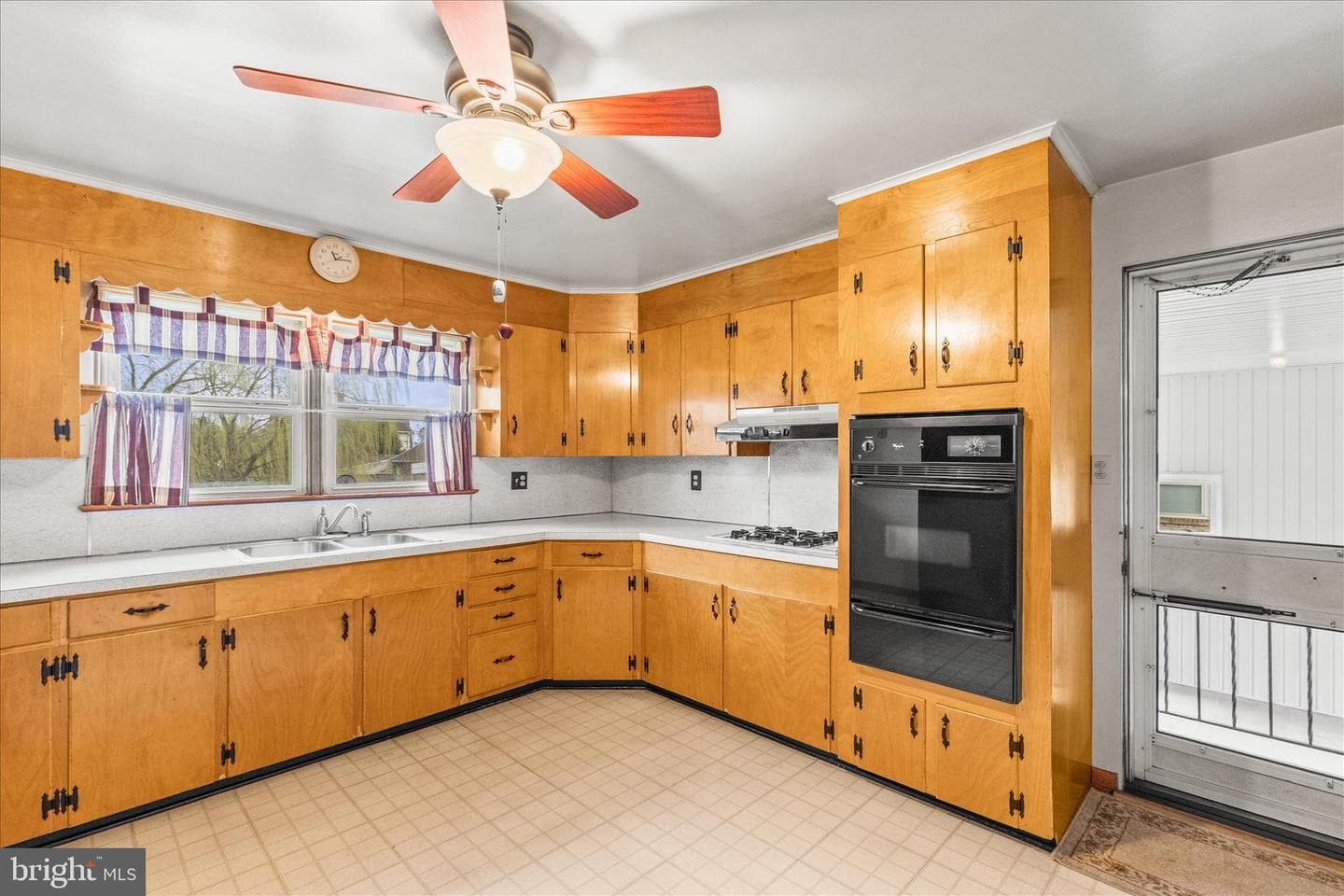 566 Baer Avenue photo 6