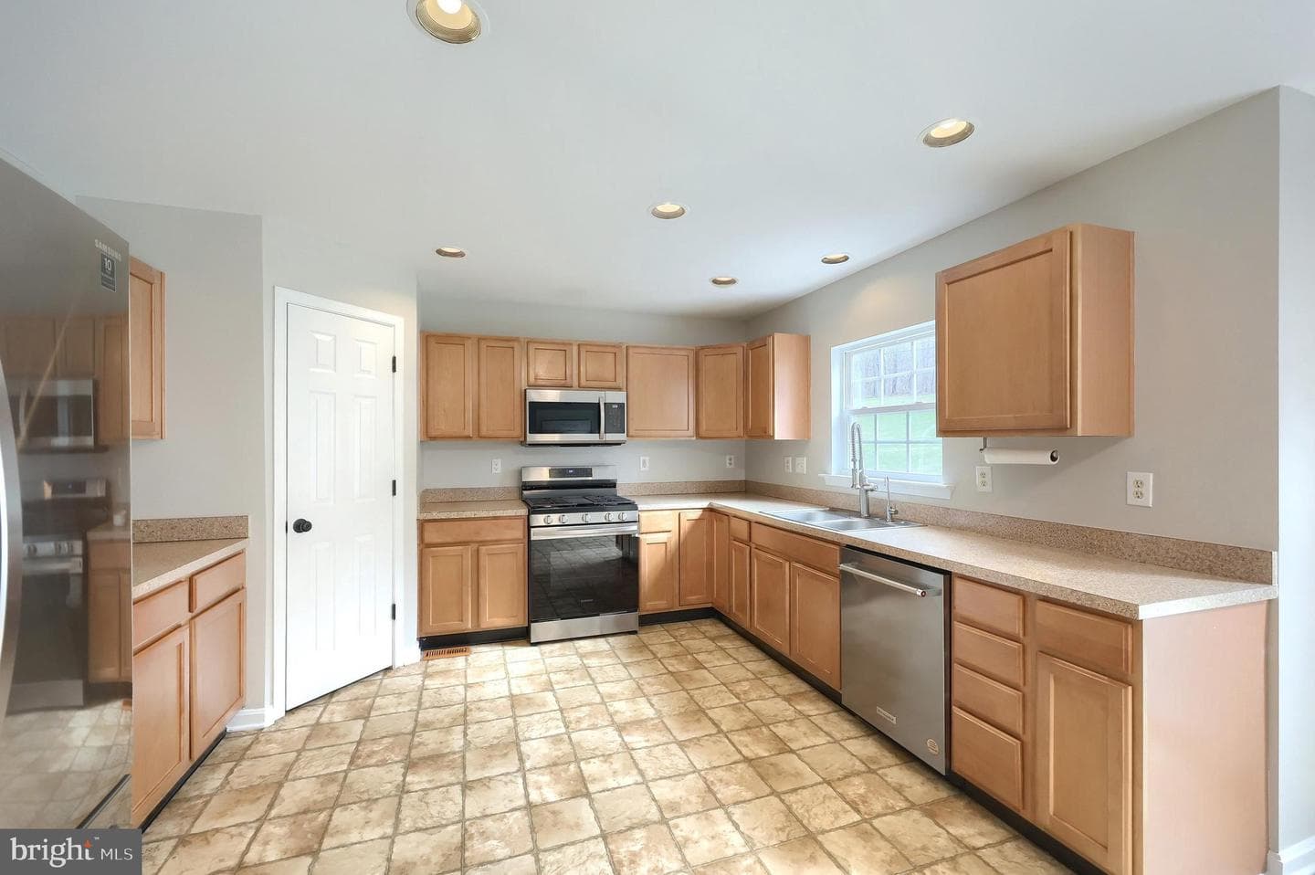 735 Clydesdale Drive photo 32