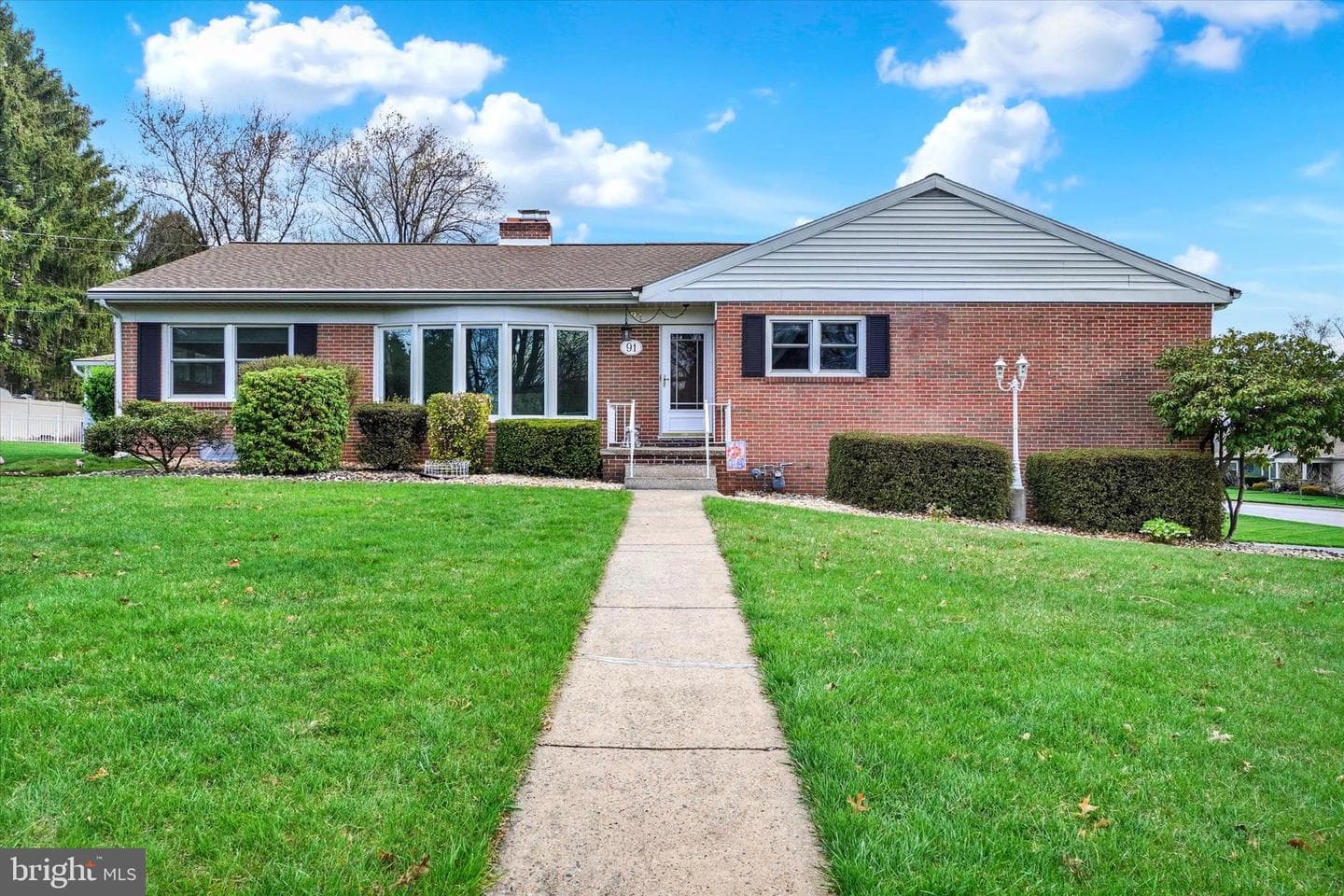 91 Lynbrook Drive S photo 2