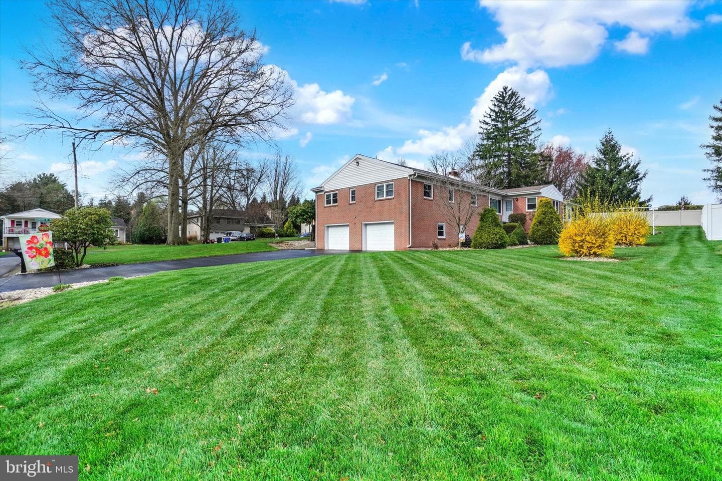 91 Lynbrook Drive S photo 32