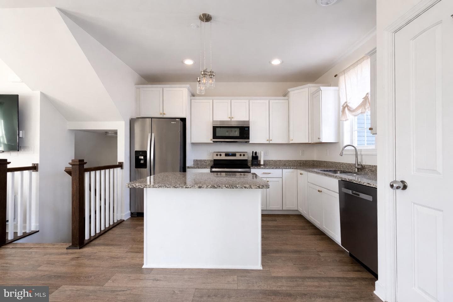 170 Hudson Boulevard photo 2