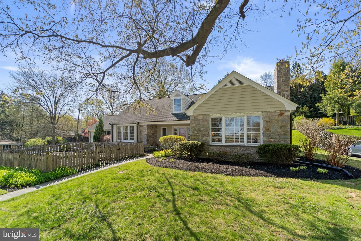 100 Edgewood Drive photo 2