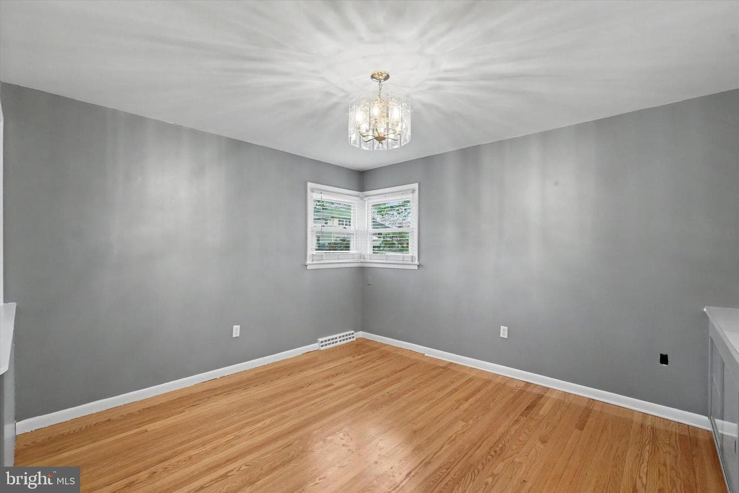 2401 Emerald Avenue photo 6