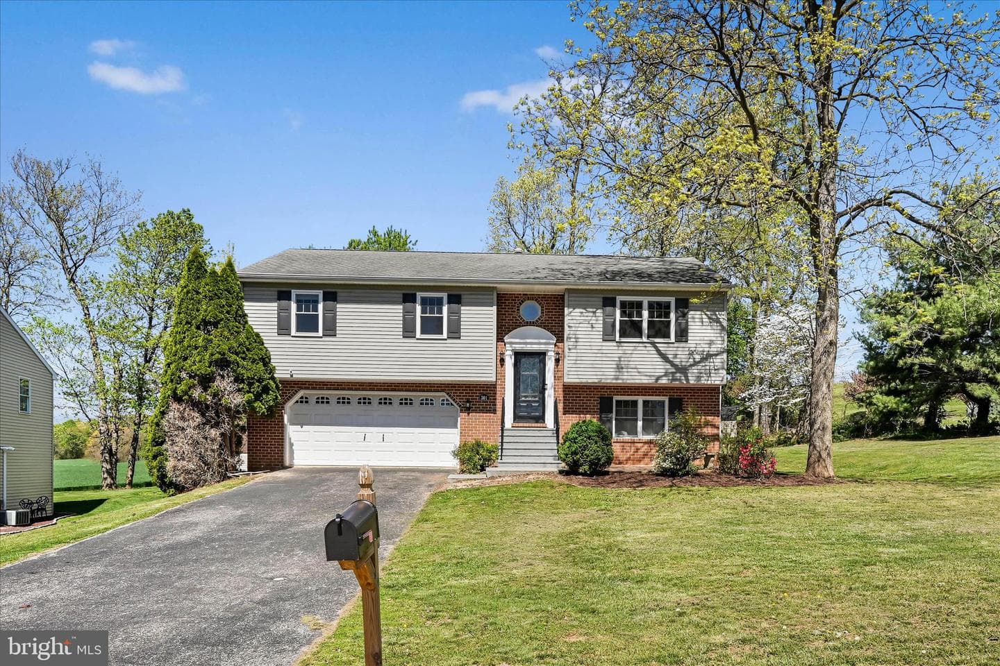 301 Larkin Drive photo 2