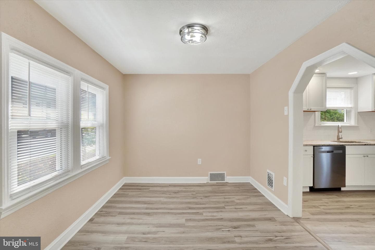 1229 W Poplar Street photo 6