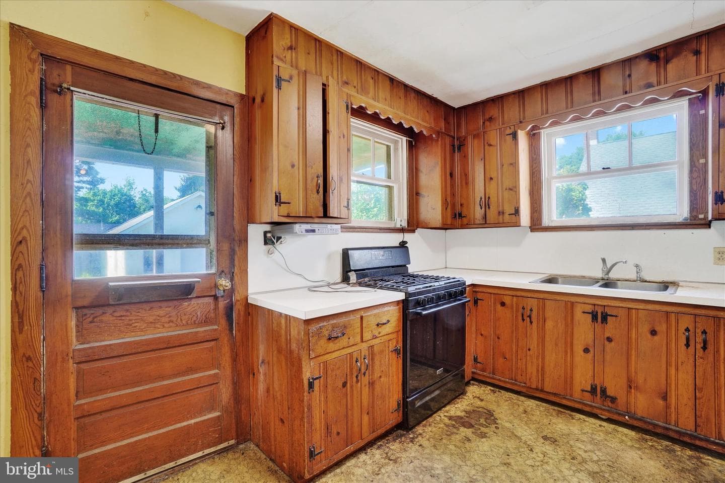 16 E Tolna Road photo 11