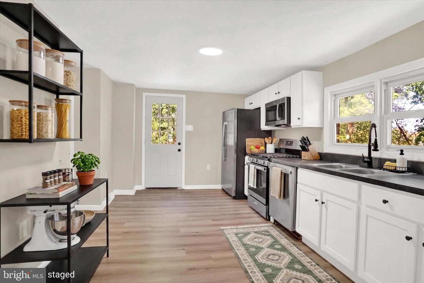 15 Pear Avenue photo 14