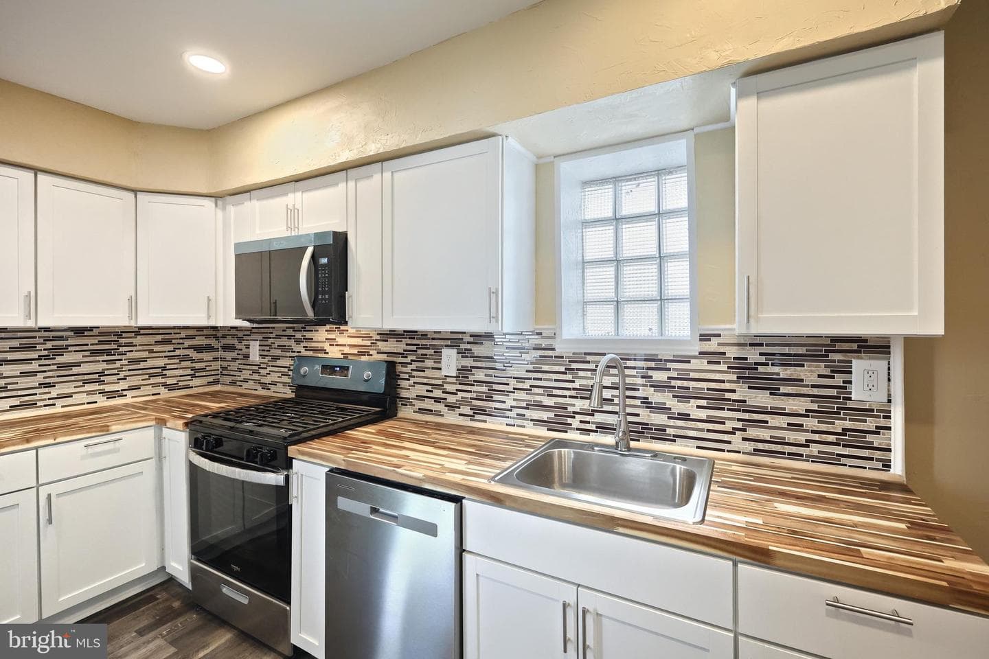 1415 W King Street photo 8